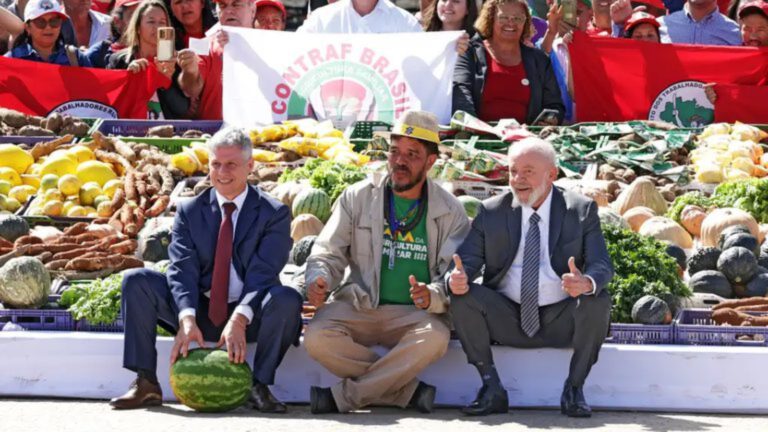 mortes-campo-caem-72-menor-numero-ultima-decada-lula-e-o-ministro-paulo-teixeira-em-encontro-com-movimentos-do-campo-foto-antonio-cruz-agencia-brasil