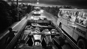 massacre-eldorado-carajas-completa-29-anos-sebastiao-salgado-acompanhou-o-mst-durante-dois-anos-e-registrou-momentos-depois-do-massacre-em-eldorado-do-carajas-foto-sebastiao-salgado-livro-terra-mst