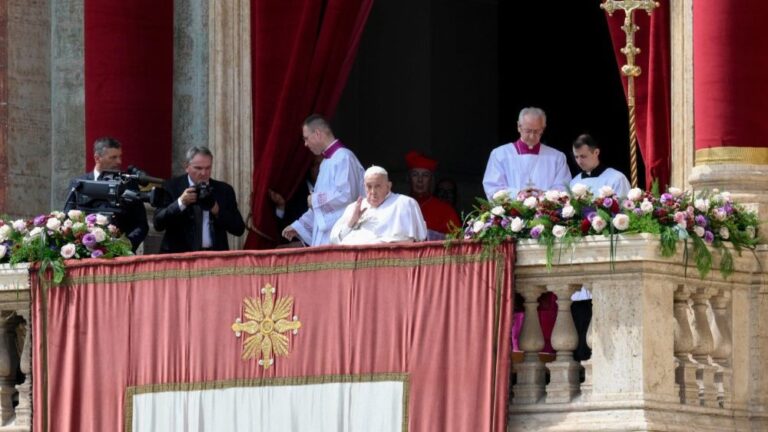 papa-francisco-aparece-para-bencao-de-pascoa-ainda-se-tratando-da-pneumonia-papa-francisco-aparece-na-varanda-do-vaticano-para-dar-bencao-de-pascoa-foto-vatican-news-tvt-news