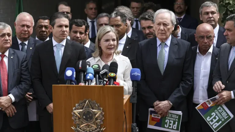 governo-entrega-pec-da-seguranca-publica-ao-presidente-da-camara-o-ministro-da-justica-e-seguranca-publica-ricardo-lewandowski-e-a-ministra-chefe-da-secretaria-de-relacoes-institucionais-gleisi-hoffmann-foto-marcelo-camargo-agencia-brasil