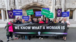 reino-unido-decide-que-mulheres-nao-sao-amparadas-pela-lei-da-igualdade-de-2010-grupo-comemora-a-decisao-do-reino-unido-foto-for-women-scotland-reproducao-tvt-news