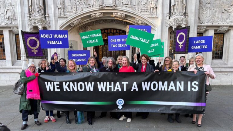 reino-unido-decide-que-mulheres-nao-sao-amparadas-pela-lei-da-igualdade-de-2010-grupo-comemora-a-decisao-do-reino-unido-foto-for-women-scotland-reproducao-tvt-news