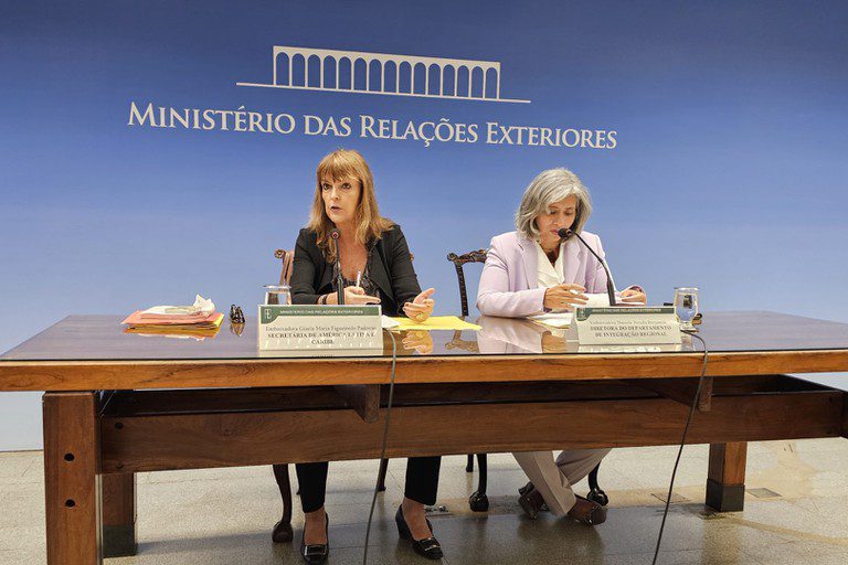 durante-encontro-com-a-imprensa-nesta-quinta-feira-3-de-abril-a-embaixadora-gisela-padovan-a-esquerda-secretaria-de-america-latina-e-caribe-do-mre-ressaltou-a-importancia-da-integracao-regional-foto-thais-custodio-secom-pr-tvt-news