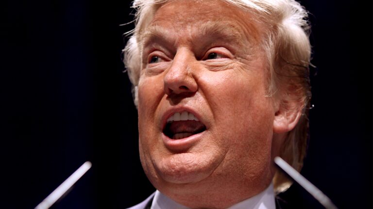 tarifaço-de-trump-itamary-repudia-e-destaca-medidas-para-revidar-trump-anuncia-impostos-de-10-sobre-todas-as-importacoes-brasileiras-foto-wiki-commons-reproducao-tvt-news