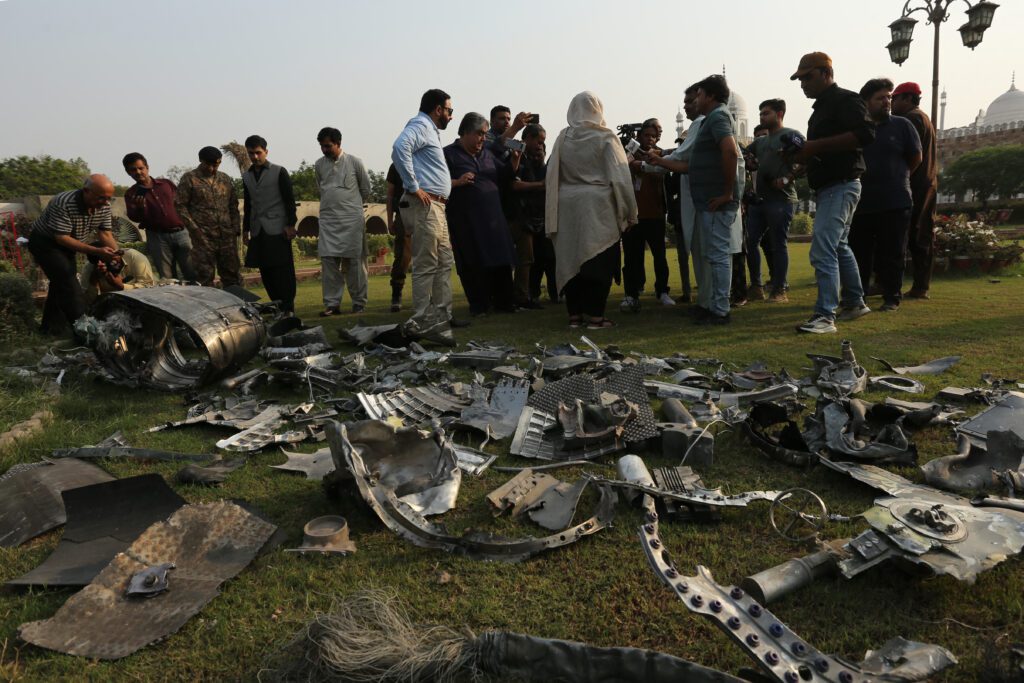 Índia ataca Paquistão após mortes de turistas hindus 1 A-Índia-e-o-Paquistão-trocaram-artilharia-pesada-ao-longo-de-sua-fronteira-contestada-em-7-de-maio-depois-que-Nova-Délhi-lançou-ataques-mortais-com-mísseis-contra-seu-arquirrival-na-pior-violência-entre-os-vizinhos-com-armas-nucleares-em-duas-décadas.-Foto:-Shahid-Saeed-MIRZA-/–AFP-TVT-NEWS