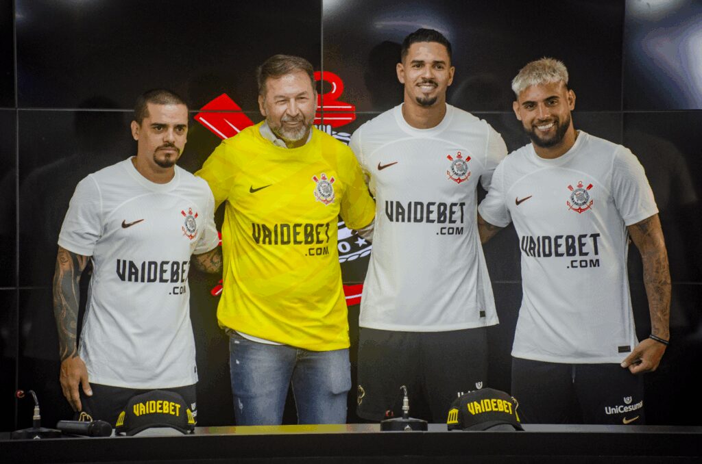 Augusto Melo, presidente do Corinthians é indiciado por lavagem de dinheiro e outros dois crimes 1 fagner-augusto-melo-lucas-verissimo-e-yuri-alberto-com-vaidebet-estampada-na-camisa-foto-jozzu-agencia-corinthians-tvt-news
