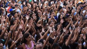 1-de-maio-teve-belo-mc-hariel-com-memphis-depay-pixote-e-muito-mais-plateia-do-ato-do-dia-do-trabalhador-roberto-parizotti-tvt-news