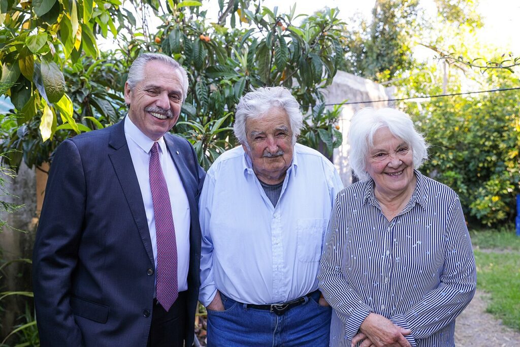 Líderes, políticos e movimentos lamentam morte de Mujica 7 morre-pepe-mujica-pepe-mujica-com-alberto-fernandez-ex-presidente-da-argentina-e-lucia-topolansky-sua-esposa-foto-casa-rosada-wikimedia-commons