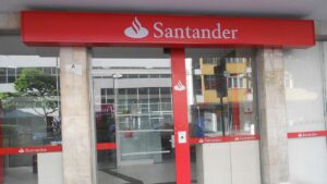 audiencia-publica-denuncia-fechamento-de-agencias-e-terceirizacao-fraudulenta-no-santander-o-fechamento-de-agencias-sobrecarrega-as-unidades-restantes-resultando-em-superlotacao-e-precarizacao-do-atendimento-foto-wikimedia-commons-tvt-news