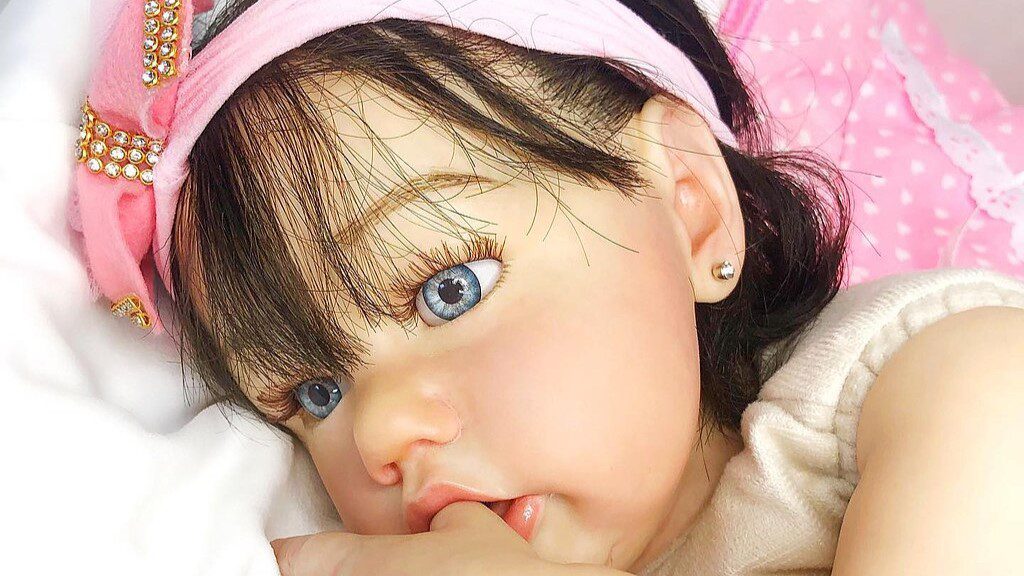 Reborn: por que as pessoas se apegam ao boneco bebê? 1 reborn-por-que-as-pessoas-se-apegam-ao-boneco-bebe-o-bebe-reborn-pode-ser-usado-em-tratamentos-como-o-alzheimer-foto-wikimedia-commons-tvt-news
