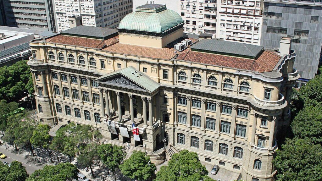onde-ir-no-feriado-aproveite-o-dia-da-literatura-brasileira-em-destinos-que-inspiraram-livros-classicos-biblioteca-nacional-predio-historico-e-de-enorme-importancia-para-a-cultura-brasileira-imagem-wikimedia-commons-tvt-news