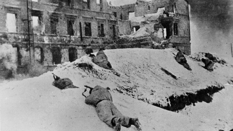 80 anos do Dia da Vitória e os símbolos em disputa 2 80-anos-do-dia-da-vitoria-e-os-simbolos-em-disputa-batalha-de-stalingrado-foi-decisiva-para-os-sovieticos-deterem-o-avanco-nazista-foto-arquivos-federais-alemaes-tvt-news