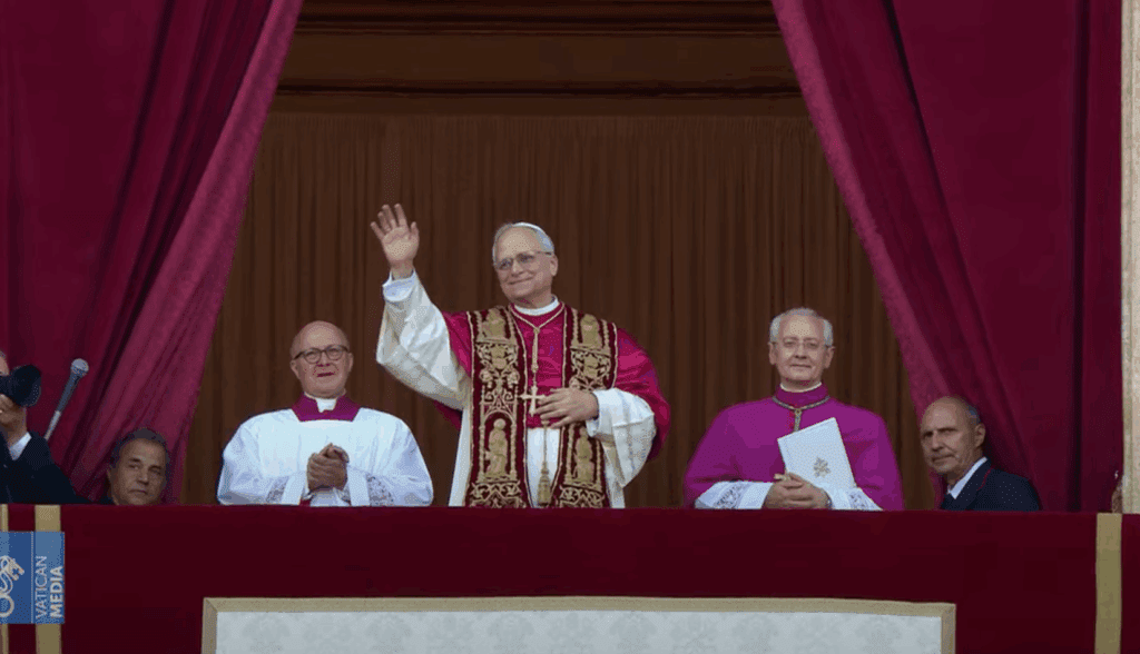 habemus-papam-fumaca-branca-no-vaticano-chamine-na-capela-sistina-fumaca-branca-indica-que-o-papa-for-eleito-imagem-reproducao-vatican-news-tvt-news