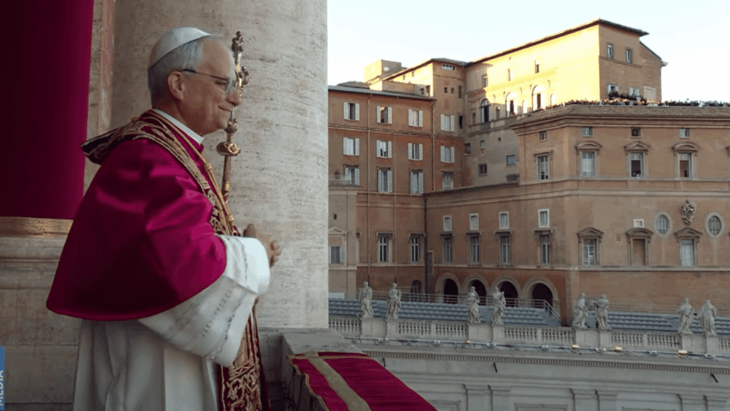 habemus-papam-fumaca-branca-no-vaticano-chamine-na-capela-sistina-fumaca-branca-indica-que-o-papa-for-eleito-imagem-reproducao-vatican-news-tvt-news-papa-leao-xiv