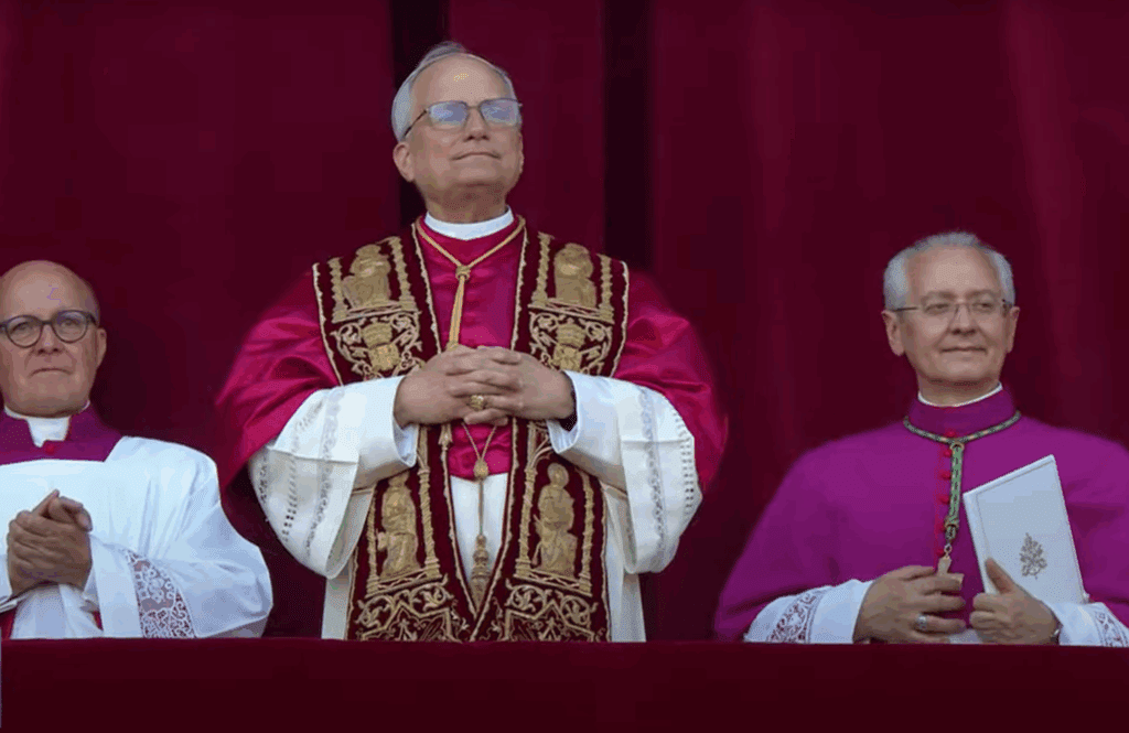 'Habemus Papam': conclave elege o novo Papa Leão XIV 6 habemus-papam-fumaca-branca-no-vaticano-chamine-na-capela-sistina-fumaca-branca-indica-que-o-papa-for-eleito-imagem-reproducao-vatican-news-tvt-news