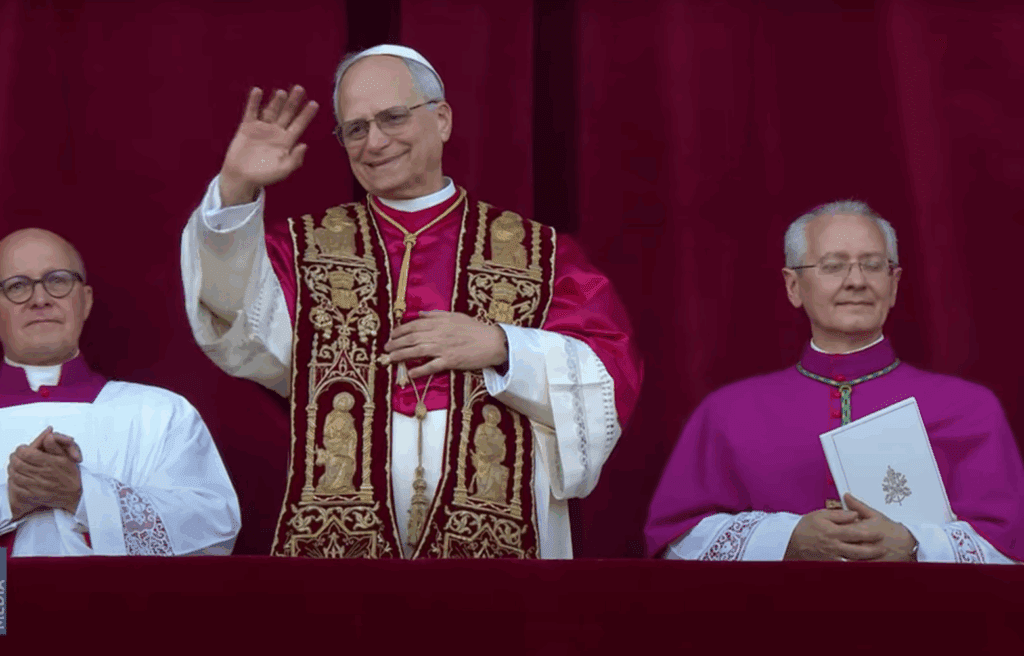 Qual a origem do nome do Papa Leão XIV 5 habemus-papam-fumaca-branca-no-vaticano-chamine-na-capela-sistina-fumaca-branca-indica-que-o-papa-for-eleito-imagem-reproducao-vatican-news-tvt-news