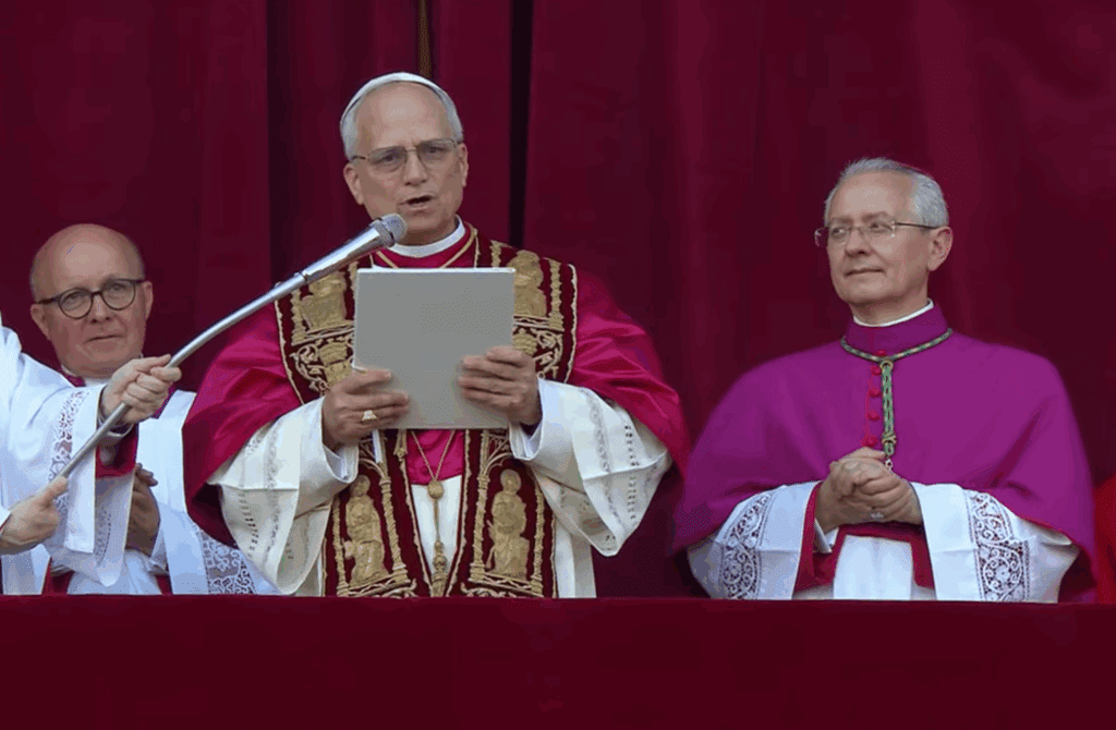 'Habemus Papam': conclave elege o novo Papa Leão XIV 5 habemus-papam-fumaca-branca-no-vaticano-chamine-na-capela-sistina-fumaca-branca-indica-que-o-papa-for-eleito-imagem-reproducao-vatican-news-tvt-news