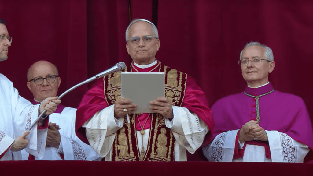 habemus-papam-fumaca-branca-no-vaticano-chamine-na-capela-sistina-fumaca-branca-indica-que-o-papa-for-eleito-imagem-reproducao-vatican-news-tvt-news