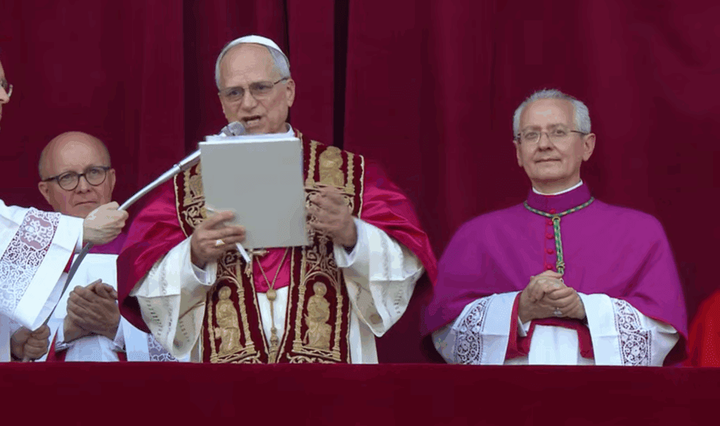 'Habemus Papam': conclave elege o novo Papa Leão XIV 4 habemus-papam-fumaca-branca-no-vaticano-chamine-na-capela-sistina-fumaca-branca-indica-que-o-papa-for-eleito-imagem-reproducao-vatican-news-tvt-news