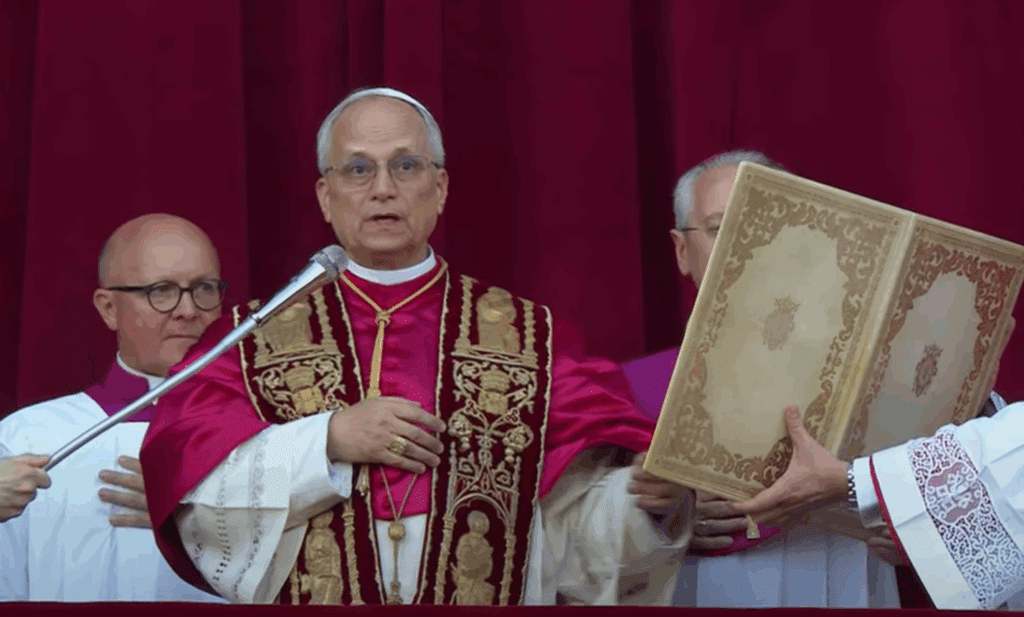 'Habemus Papam': conclave elege o novo Papa Leão XIV 3 habemus-papam-fumaca-branca-no-vaticano-chamine-na-capela-sistina-fumaca-branca-indica-que-o-papa-for-eleito-imagem-reproducao-vatican-news-tvt-news