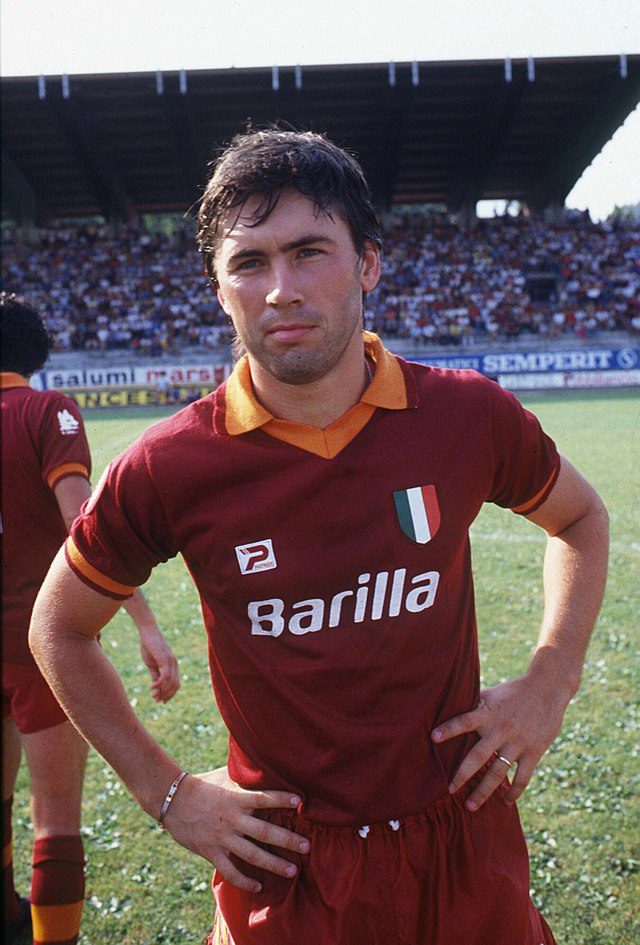 O hexa vem? CBF anuncia Carlo Ancelotti como novo técnico da Seleção Brasileira 1 O-jogador-de-futebol-italiano-Carlo-Ancelotti-na-Roma-na-temporada-1983–1984.-Foto:-Wikimedia-Commons-tvt-news