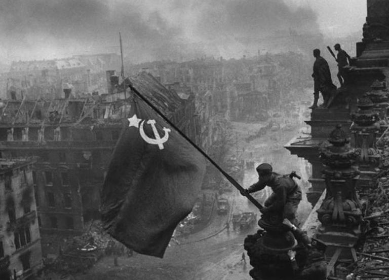 80 anos do Dia da Vitória e os símbolos em disputa 3 80-anos-do-dia-da-vitoria-e-os-simbolos-em-disputa-a-iconica-foto-icando-uma-bandeira-sobre-o-reichstag-foto-mostra-a-bandeira-sovietica-icada-no-predio-do-parlamento-alemao-foto-yevgeny-khaldei-tvt-news