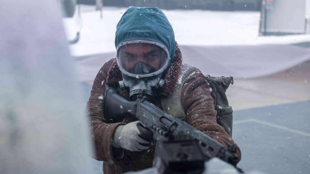 eternauta-serie-da-netflix-traz-realismo-magico-da-america-latina-ricardo-darin-usa-mascara-contra-a-neve-mortal-e-sai-em-busca-da-filha-foto-marcos-ludevid-netflix-tvt-news