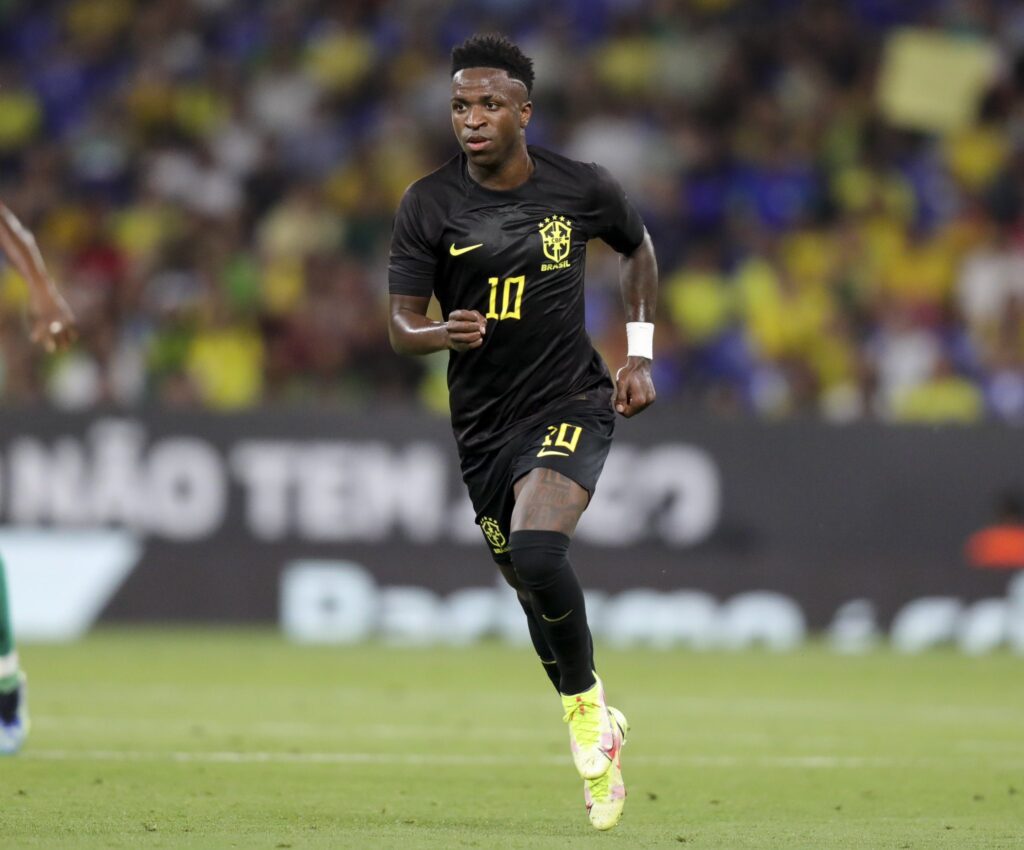 Jogador do América-MG é preso em flagrante após ser acusado injúria racial 2 Vinícius-Júnior - usando - camisa - preta - na - goleada - por - 4 - a - 1 - sobre - Guiné - em - junho - de - 2023. - america-mg-Foto: - CBF-TVT-NEWS