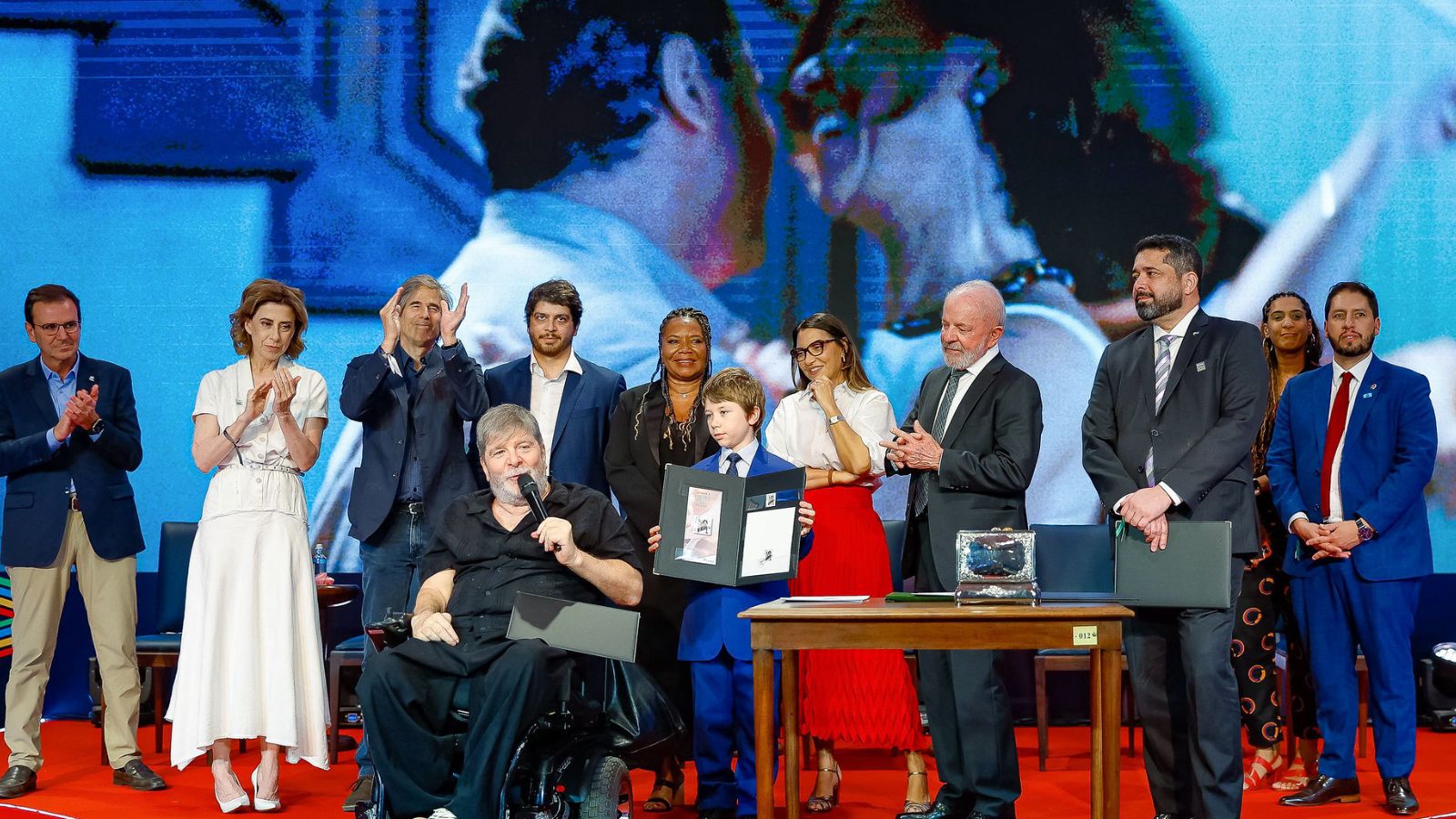presidente-lula-lanca-selo-correios-celebracao-trajetoria-eunice-paiva-selo-recebido-filho-eunice-ainda-estou-aqui-marcelo-rubens-paiva-joaquim-paiva-ancine