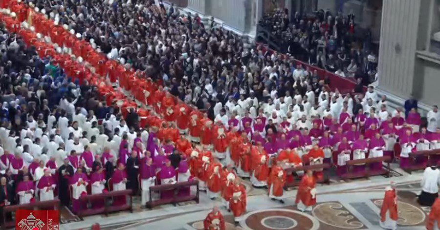 "Que seja eleito o Papa que a Igreja e a humanidade precisam." Saiba como foi a missa que iniciou o conclave 2 Cardeais-se-reuniram-na-Basílica-São-Pedro-para-missa-Pro-Elegendo-Pontifice.escolher-novo-papa-Foto:-Vatican-Media-tvt-news