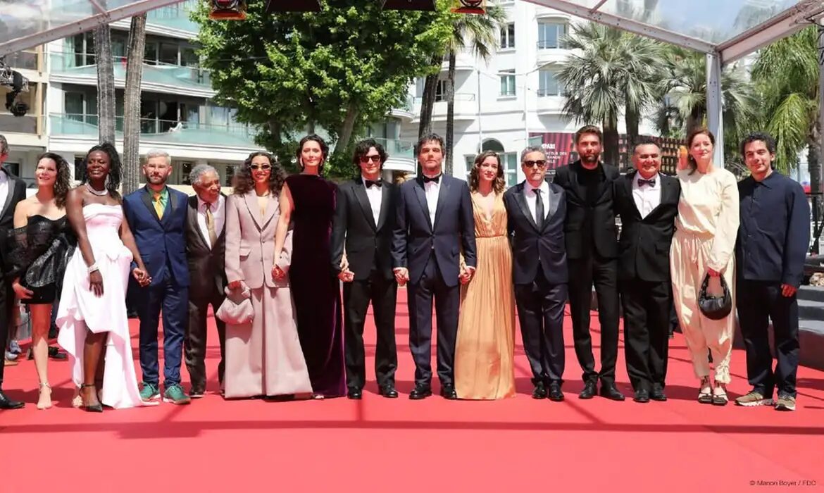O Agente Secreto", de Kleber Mendonça Filho, tem estreia mundial aplaudida  durante 13 minutos em Cannes