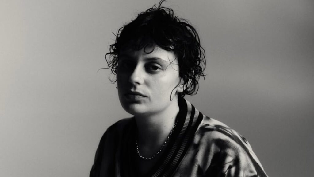 Ana Frango Elétrico canta no Museu da Língua Portuguesa 1 ana-frango-eletrico-canta-no-museu-da-lingua-portuguesa-no-curriculo-tem-os-albuns-little-electric-chicken-heart-2019-e-me-chama-de-gato-que-eu-sou-sua-2023-foto-@anafrangoeletrico-reproducao-tvt-news