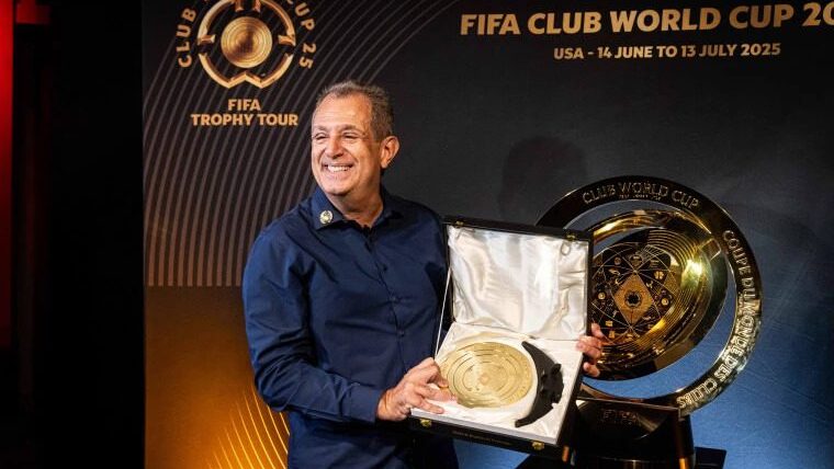 Flamengo abre empresa nos EUA para diminuir impostos no Mundial de Clubes 1 luiz-eduardo-baptista-presidente-do-flamengo-ao-lado-da-taca-do-mundial-de-clubes-foto-hermes-de-paula-crf-tvt-news