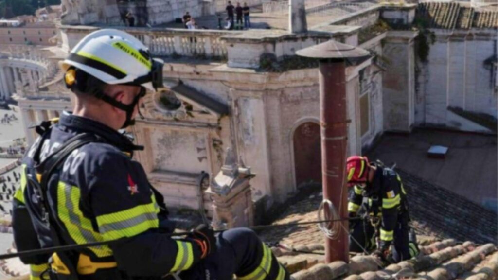 instalada-chamine-na-capela-sistina-que-anunciara-novo-papa-fumaca-branca-indica-que-um-novo-papa-foi-escolhido-foto-reproducao-vatican-news-tvt-news