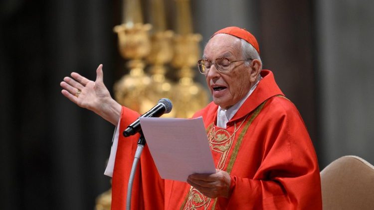 "Que seja eleito o Papa que a Igreja e a humanidade precisam." Saiba como foi a missa que iniciou o conclave 1 Cardeal-Re-durante-a-leitura-da-homilia.-papa-Foto:-Vatican-Media-tvt-news