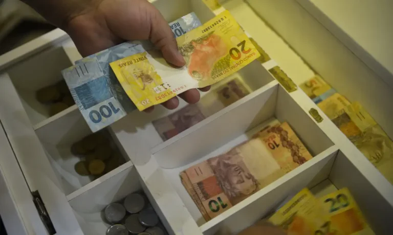 O-crédito-consignado-com-garantia-do-salário-costuma-oferecer-juros-mais-baixos-do-que-outras-modalidades-—-Foto:-©-Marcello-Casal-Jr/Agência-Brasil-tvt-news