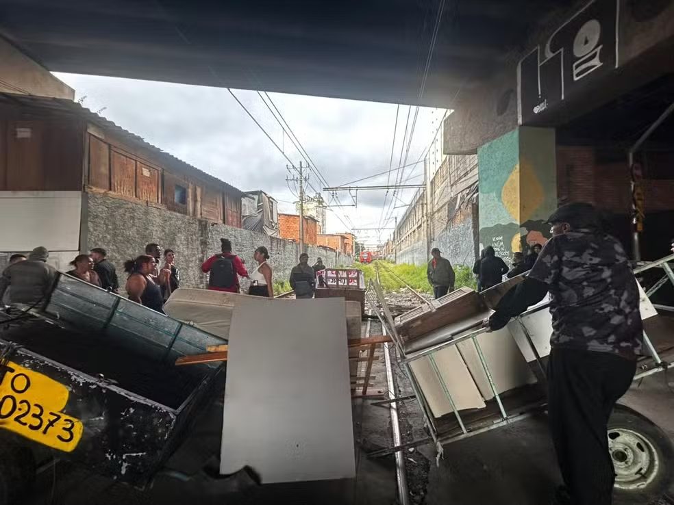 Moinho e Paraisópolis reagem à truculência do governo Tarcísio 1 moinho-paraisopolis-reagem-truculencia-tarcisio-moradores-montaram-barricada-sobre-trilhos-de-trem-foto-reproducao-tvtnews