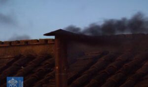 fumaca-preta-na-capela-sistina-conclave-fumaca-preta-indica-que-o-novo-papa-nao-foi-eleito-imagem-reproducao-vatican-news-tvt-news