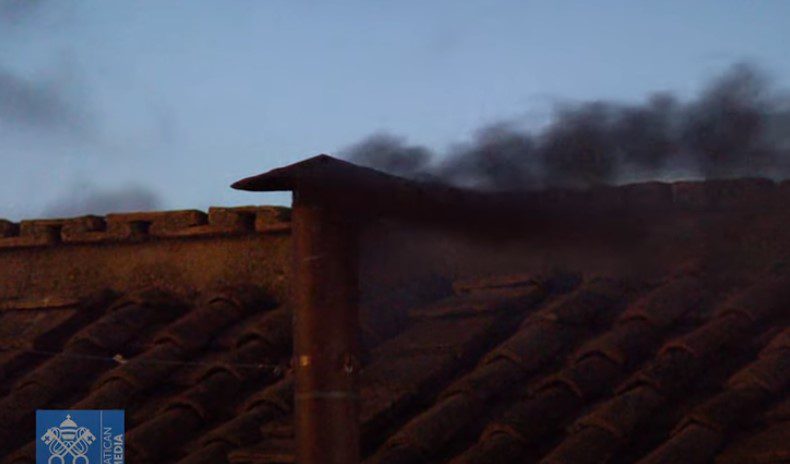 fumaca-preta-na-capela-sistina-conclave-fumaca-preta-indica-que-o-novo-papa-nao-foi-eleito-imagem-reproducao-vatican-news-tvt-news