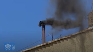 fumaca-preta-na-capela-sistina-fumaca-preta-indica-que-ainda-nao-ha-o-novo-papa-imagem-reproducao-vatican-news-tvt-news