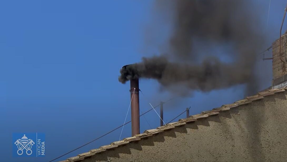 Fumaça preta na Capela Sistina na manhã de quinta, 8