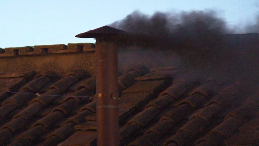 Fumaça preta na Capela Sistina no 1° dia do conclave 1 fumaca-preta-na-capela-sistina-conclave-fumaca-preta-indica-que-o-novo-papa-nao-foi-eleito-imagem-reproducao-vatican-news-tvt-news