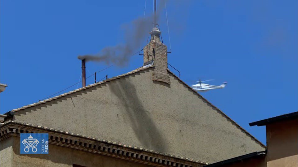 Conclave: Fumaça preta na Capela Sistina na manhã de quinta, 8 1