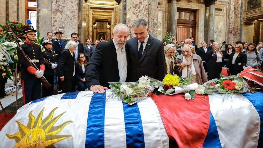 Lula se despede de Pepe Mujica: veja imagens 1 lula-se-despede-de-pepe-mujica-veja-imagens-presidente-lula-se-despede-do-amigo-pepe-mujica-foto-ricardo-stuckert-pr-tvt-news