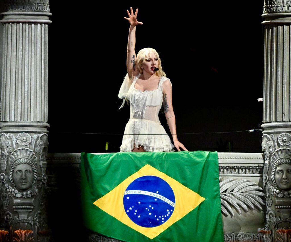 Lady Gaga reúne 2,1 milhões de fãs em Copacabana e entra pra história 2 lady-gaga-após-discurso-copacabana-reprodução-x-tvt-news