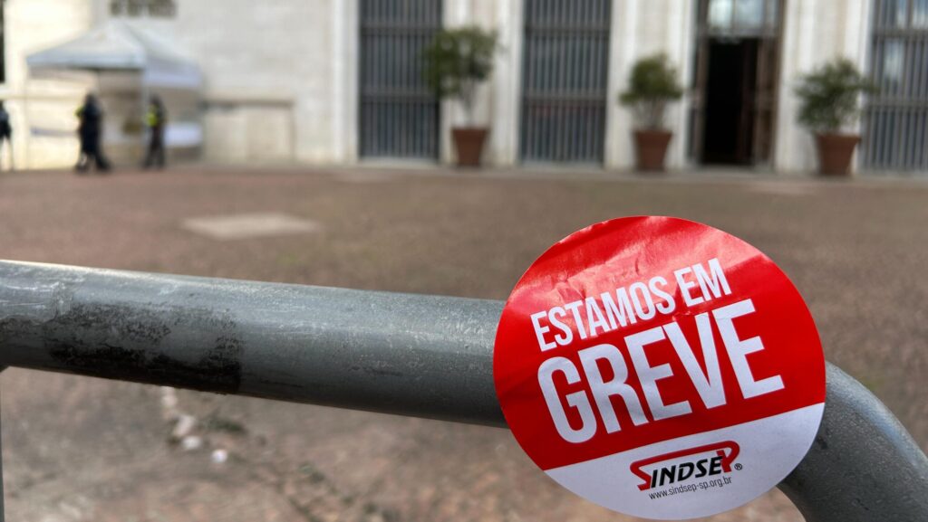 Professores e servidores municipais de SP seguem em greve até 6 de maio