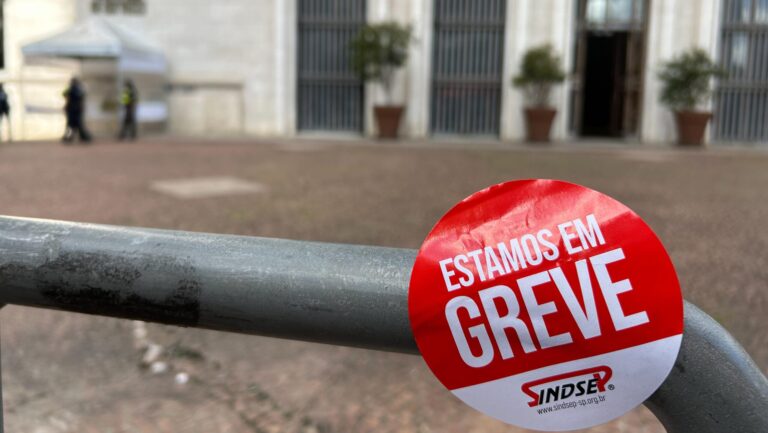 professores-e-servidores-municipais-de-sp-seguem-em-greve-ate-6-de-maio-professores-e-servidores-do-municipio-de-sao-paulo-exigem-negociacao-da-reposicao-dos-dias-parados-e-dos-itens-nao-economicos-da-pauta-do-movimento-foto-sindisep-tvt-news