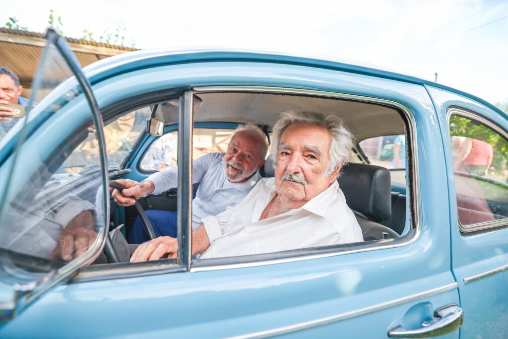 Adeus a Pepe Mujica: sete livros para entender a América Latina 8 morre-pepe-mujica-lula-e-pepe-mujica-no-fusquinha-azul-que-sempre-foi-utilizado-pelo-uruguaio-foto-ricardo-stuckert-pr