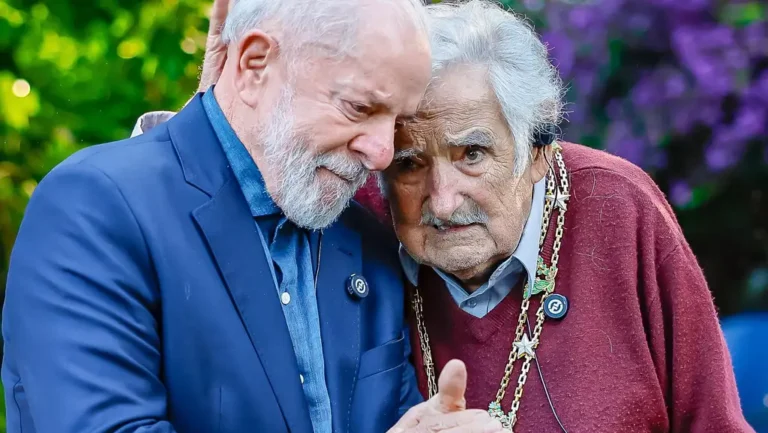 pepe-mujica-jose-alberto-pepe-mujica-cordano-e-um-politico-da-esquerda-da-america-latina-e-agricultor-uruguaio-foi-presidente-do-uruguai-entre-2010-e-2015-apos-deixar-a-presidencia-foi-senador-de-marco-de-2015-ate-agosto-de-2018-foto-wikimedia-commons-tvt-news