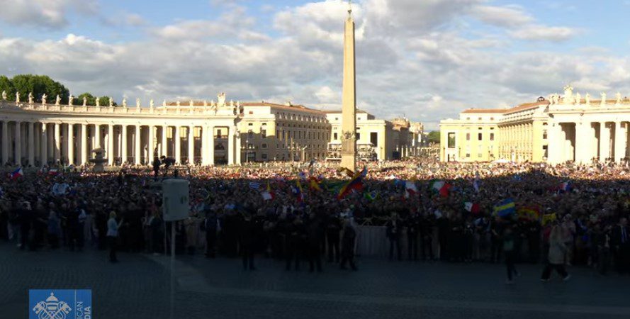 ‘Habemus Papam!’ Fumaça branca no Vaticano! 1 habemus-papam-fumaca-branca-no-vaticano-publico-na-praca-sao-pedro-comemora-a-escolha-do-novo-papa-imagem-reproducao-vatican-news-tvt-news